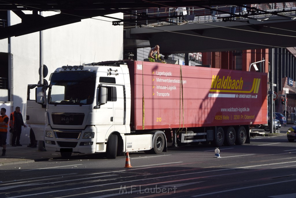 LKW blieb unter Bruecke haengen Koeln Deutz Opladenerstr Deutz Muelheimerstr P166.JPG - Miklos Laubert